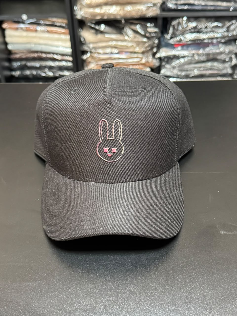 Boné Snapback Mr Bunny Preto Emborrachado Masculino Original (Cópia)