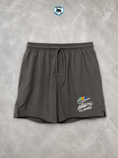 Bermuda Nike Club Flow Athletics 1972 Preto e Cinza Tactel Leve Masculina
