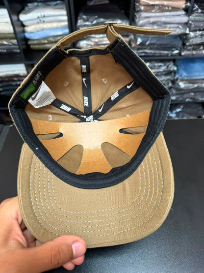 Boné Nike Club Court Dad Hat Fivela Marrom Masculino