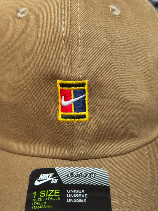 Boné Nike Club Court Dad Hat Fivela Marrom Masculino