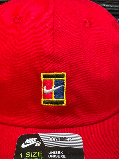 Boné Nike Club Court Dad Hat Fivela Masculino Vermelho