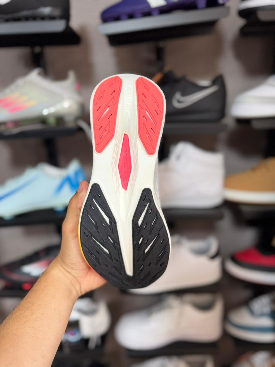 Tênis Brooks Hyperion Max 2 Branco Masculino