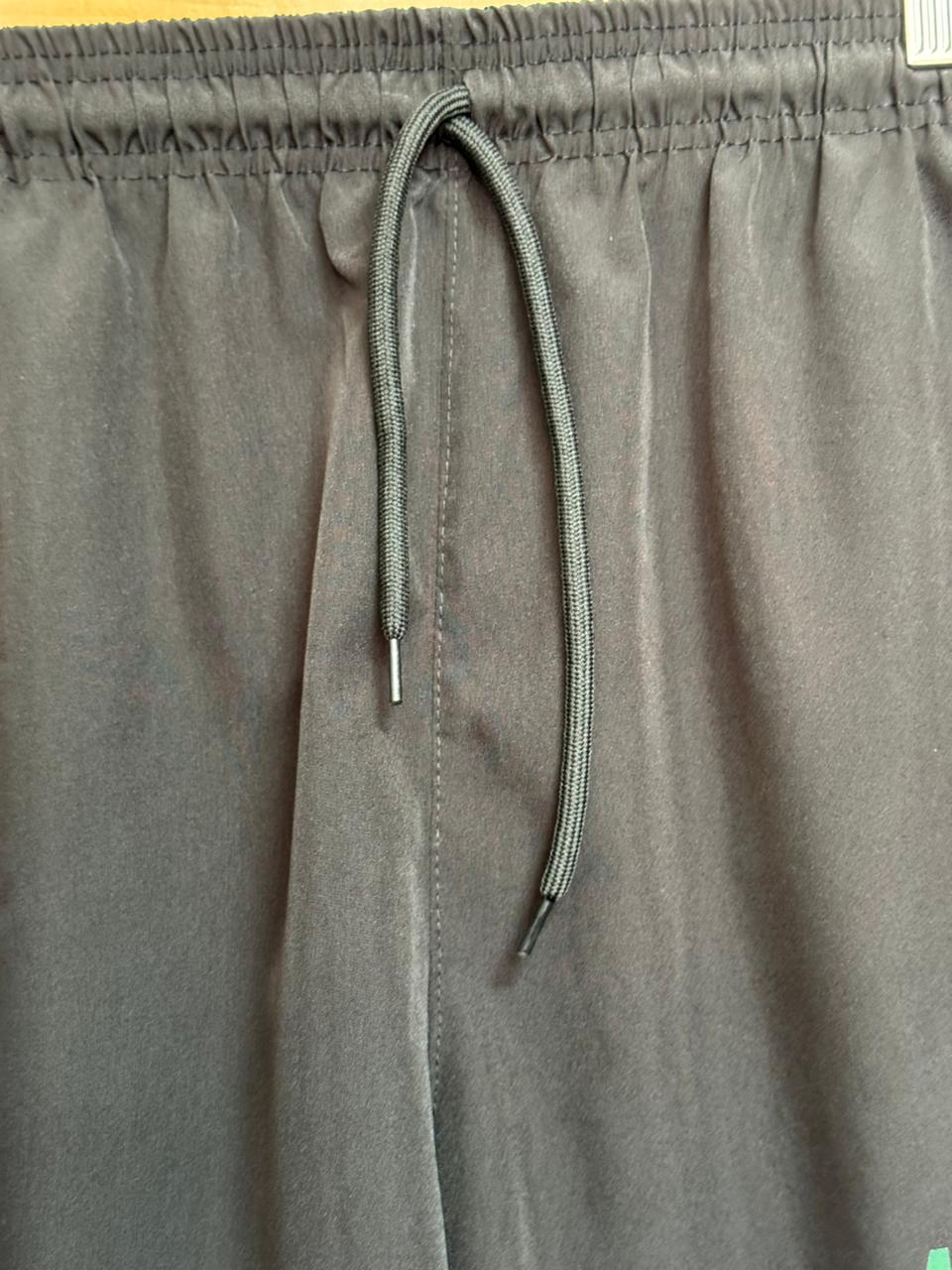 Bermuda Nike Club Flow Athletics 1972 Preto e Cinza Tactel Leve Masculina