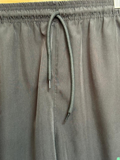 Bermuda Nike Club Flow Athletics 1972 Preto e Cinza Tactel Leve Masculina