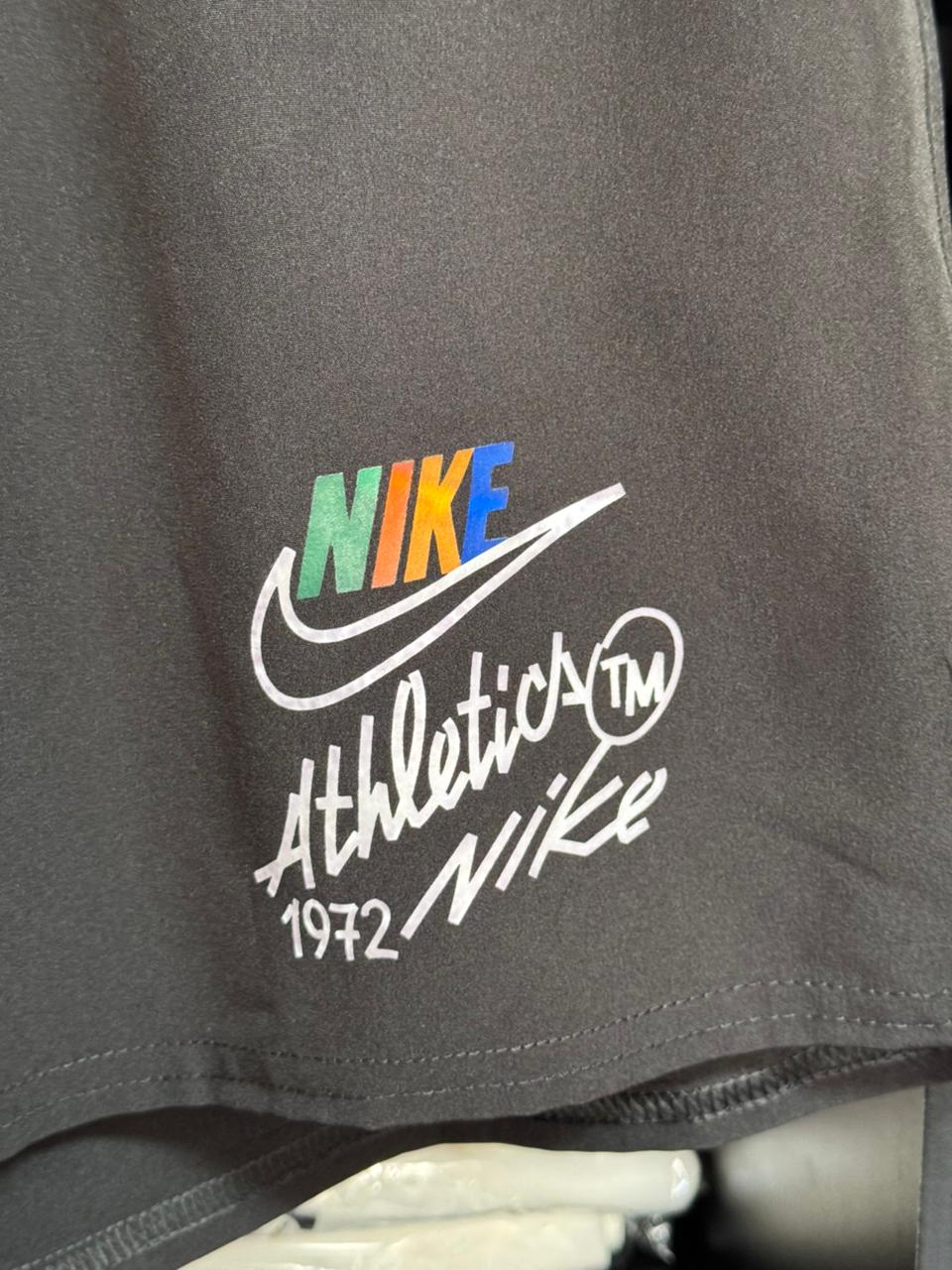 Bermuda Nike Club Flow Athletics 1972 Preto e Cinza Tactel Leve Masculina