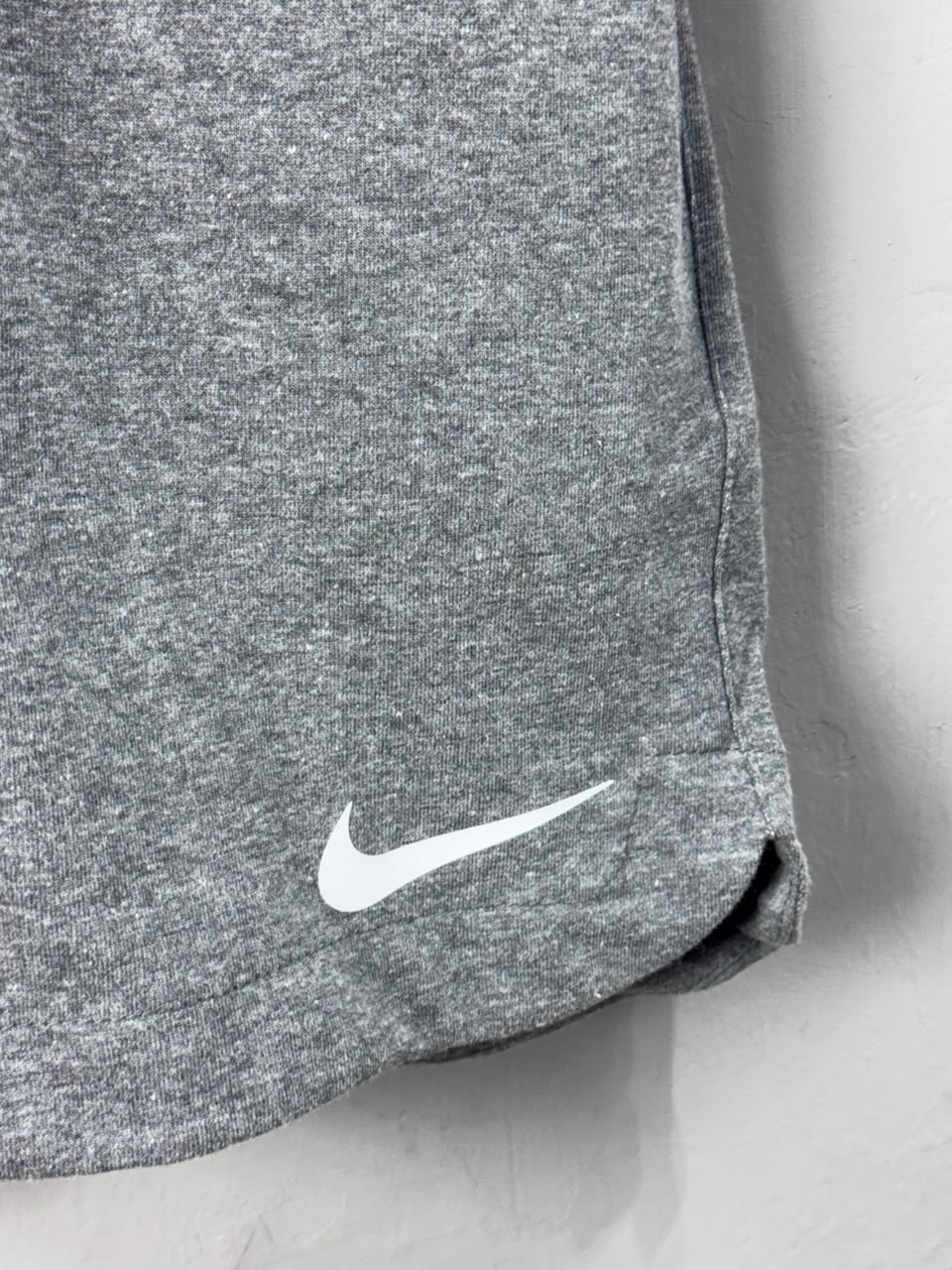 Bermuda Nike Dri-FIT Cinza Masculina Esportiva com Swoosh Branco