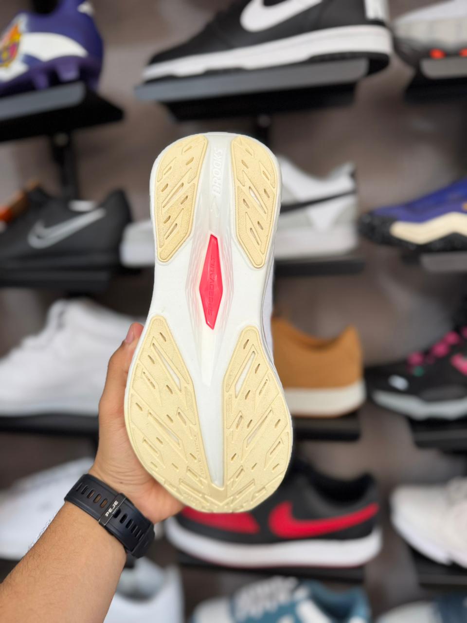 Tênis Brooks Hyperion Max 2 Branco e Amarela Masculino