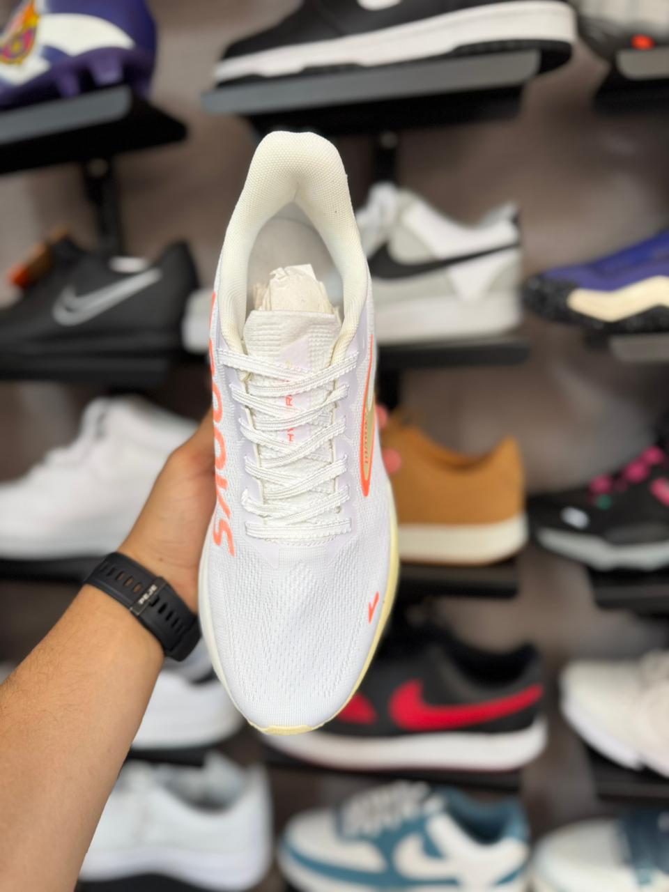 Tênis Brooks Hyperion Max 2 Branco e Amarela Masculino