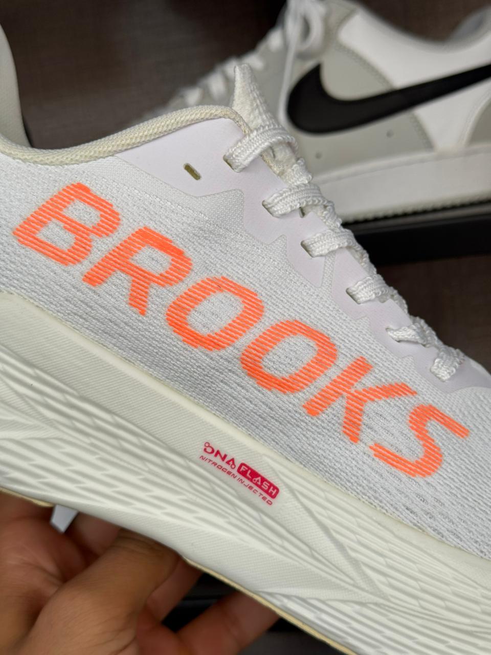 Tênis Brooks Hyperion Max 2 Branco e Amarela Masculino