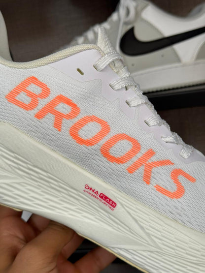 Tênis Brooks Hyperion Max 2 Branco e Amarela Masculino