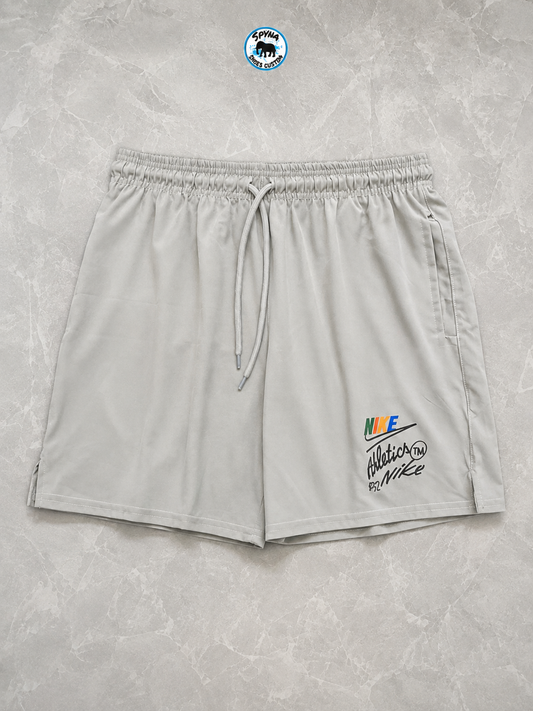 Bermuda Nike Club Flow Athletics 1972 Preto e Cinza Tactel Leve Masculina